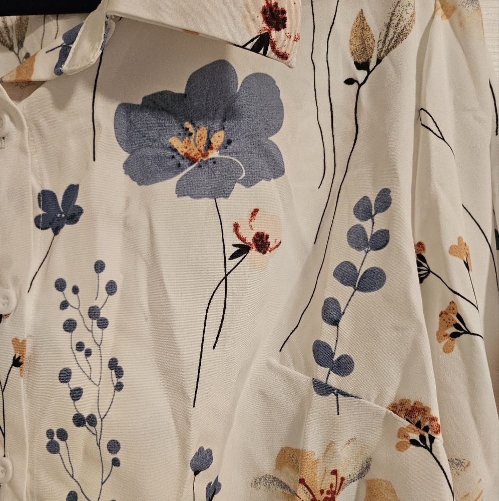 SHEIN PLUS Button Up Top - Picture 3 of 3